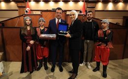 İBB Başkanı Ekrem İmamoğlu, 15 farklı ülkeden ‘Uluslararası 23 Nisan Çocuk Festivali’ için İstanbul’a gelen çocukları, Saraçhane’deki tarihi Meclis Salonu’nda ağırladı