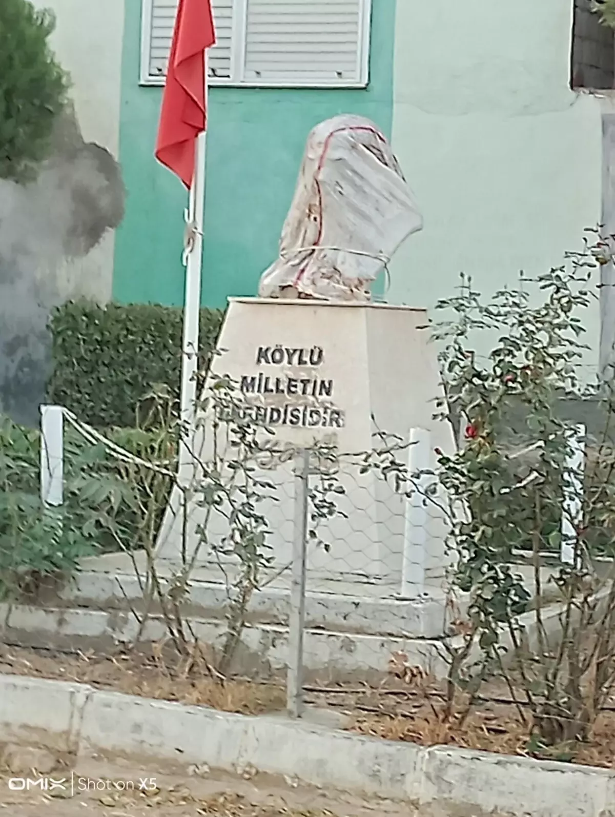 Kiraz’da Atatürk Büstlerine Saldırı