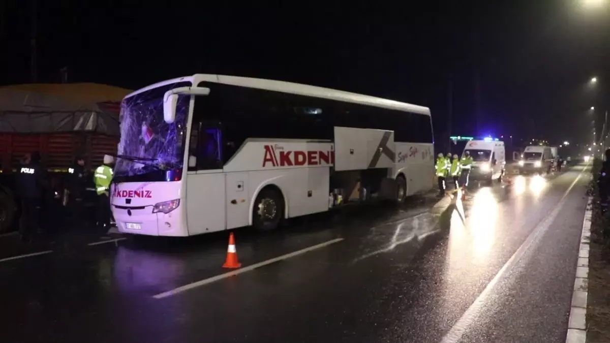 Denizli’de yolcu otobüsü TIR’a çarptı: 1 ölü, 20 yaralı -1