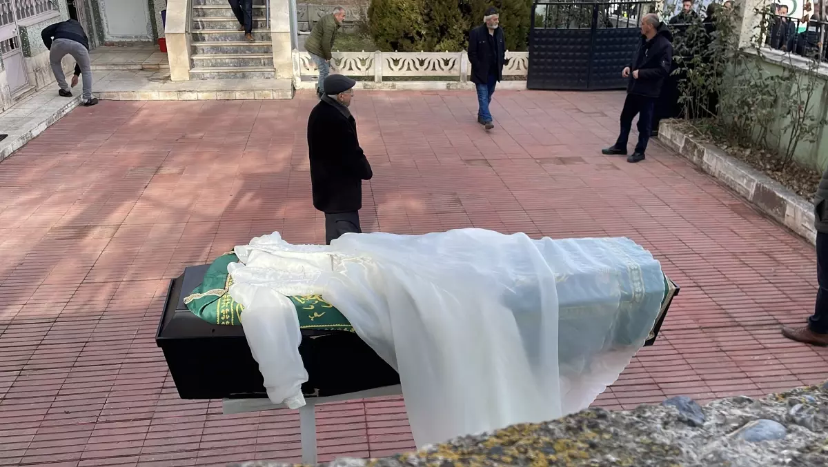 Suşehri’nde Şüpheli Ölüm: 3 Çocuk Annesi Gonca Özdemir Defnedildi