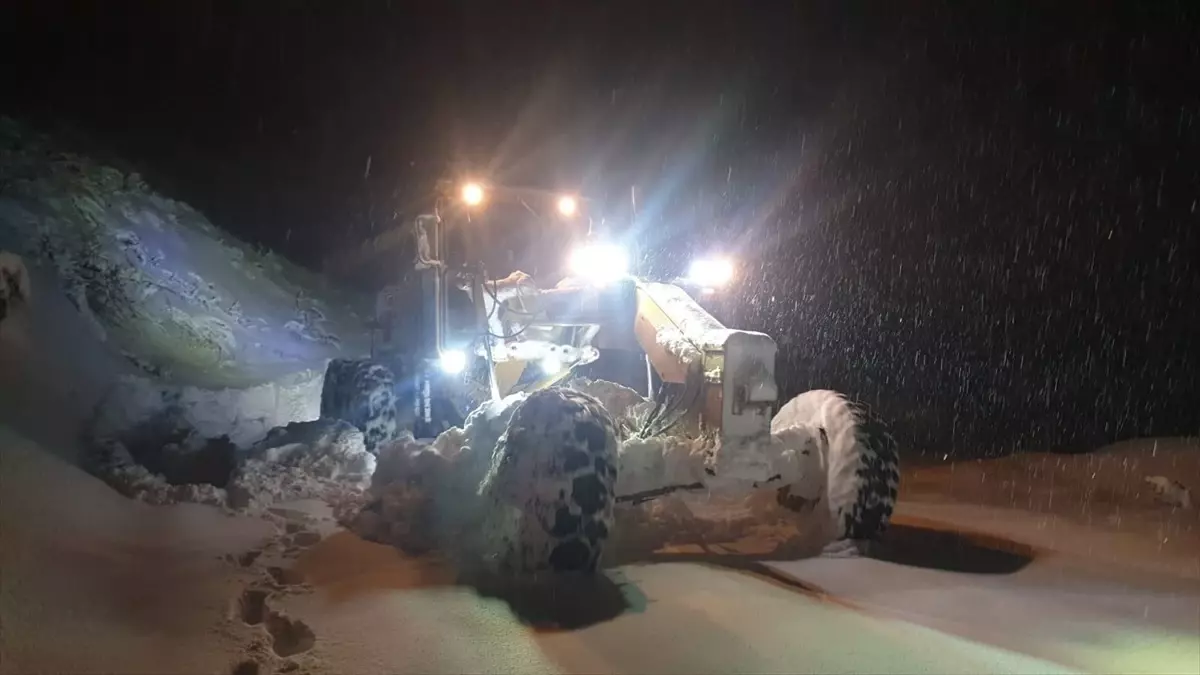 Yüksekova’da Kapanan Yolda Hasta Kurtarma