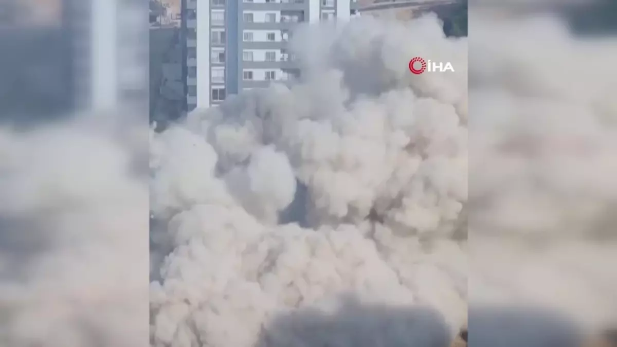 Adana’da Orta Hasarlı Binaların Yıkımı Devam Ediyor