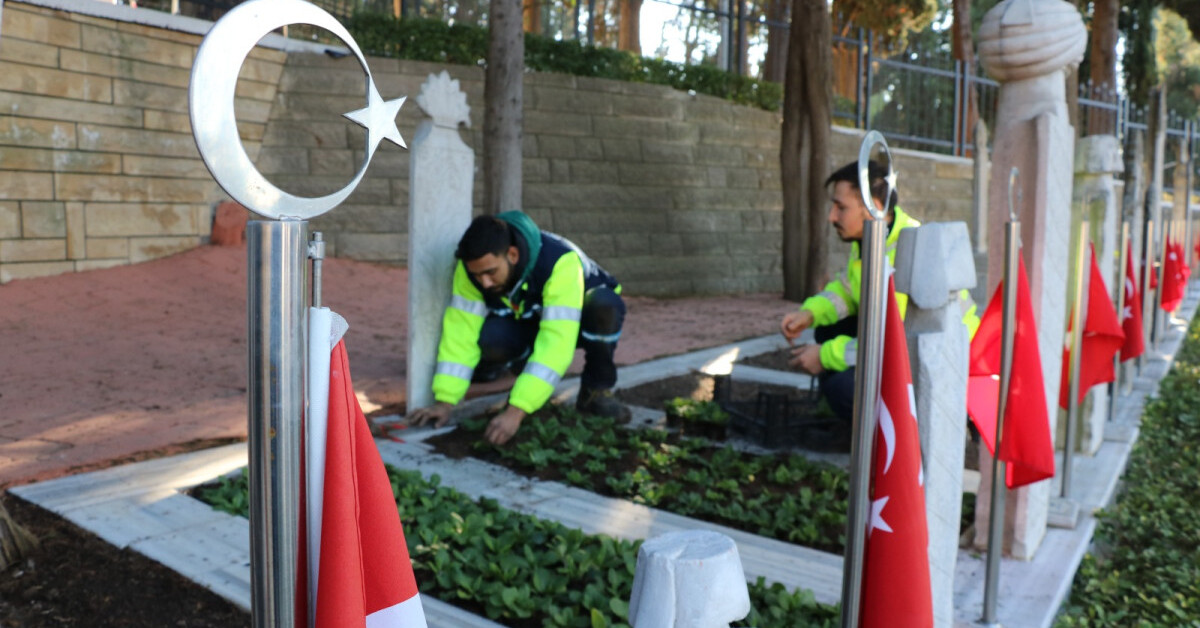 Kocaeli’nde şehitlerin mezarları çiçeklerle donatıldı