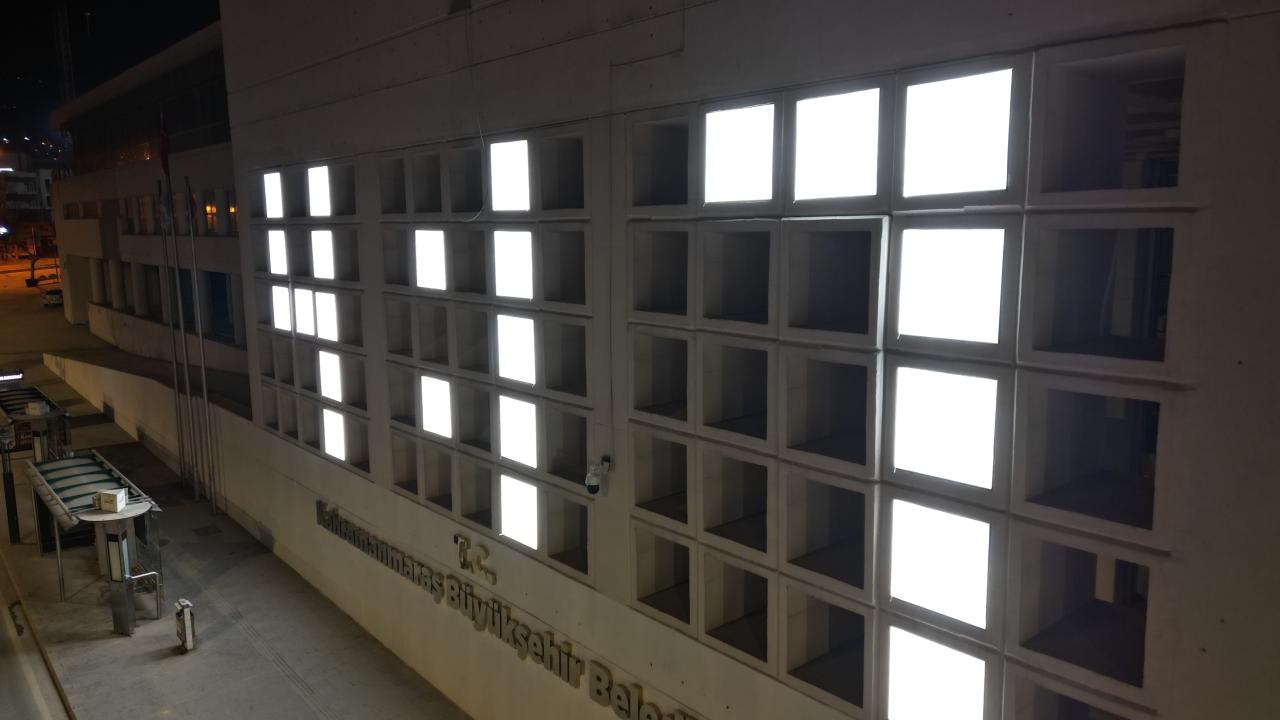 Depremde hayatını kaybedenlerin isimleri “04.17” panosunda yaşatılıyor