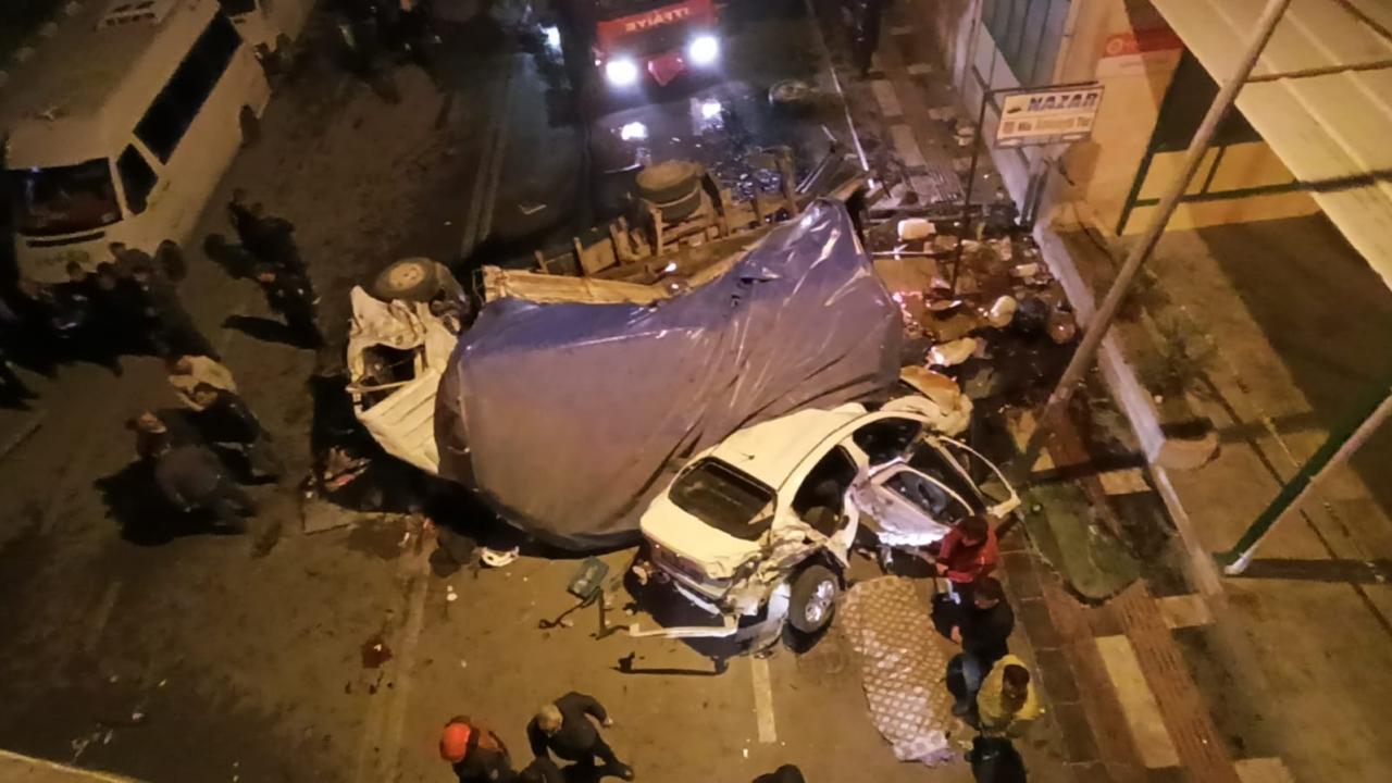 Şanlıurfa’da kamyon çarptığı otomobille üst geçitten düştü: 3 kişi öldü, 22 kişi yaralandı