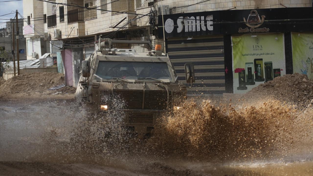 İşgalci İsrail ordusu Cenin’de Filistinlilerin evlerini askeri kışlaya çeviriyor