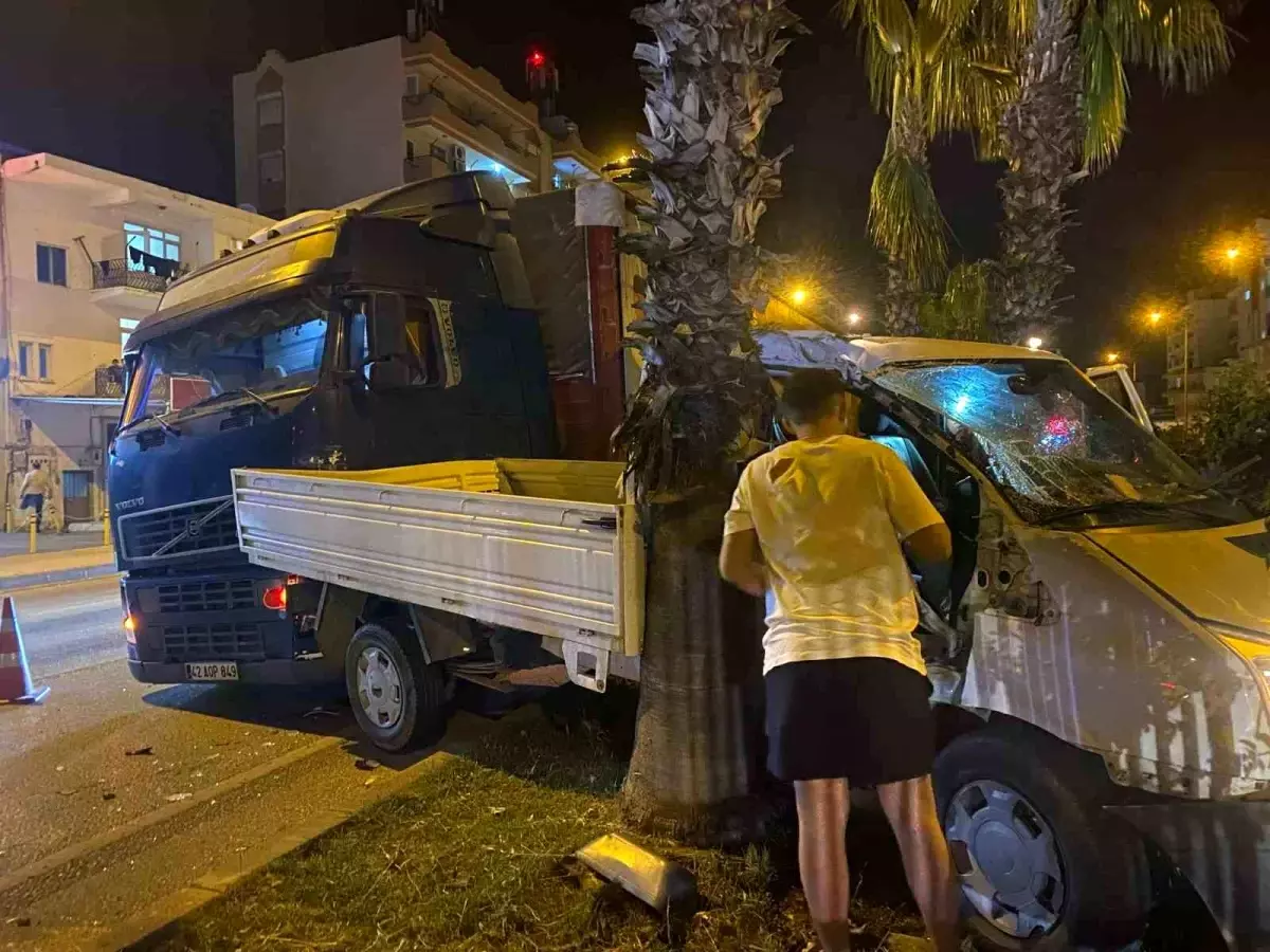 Antalya’da Tır ile Kamyonet Çarpıştı: 1 Yaralı